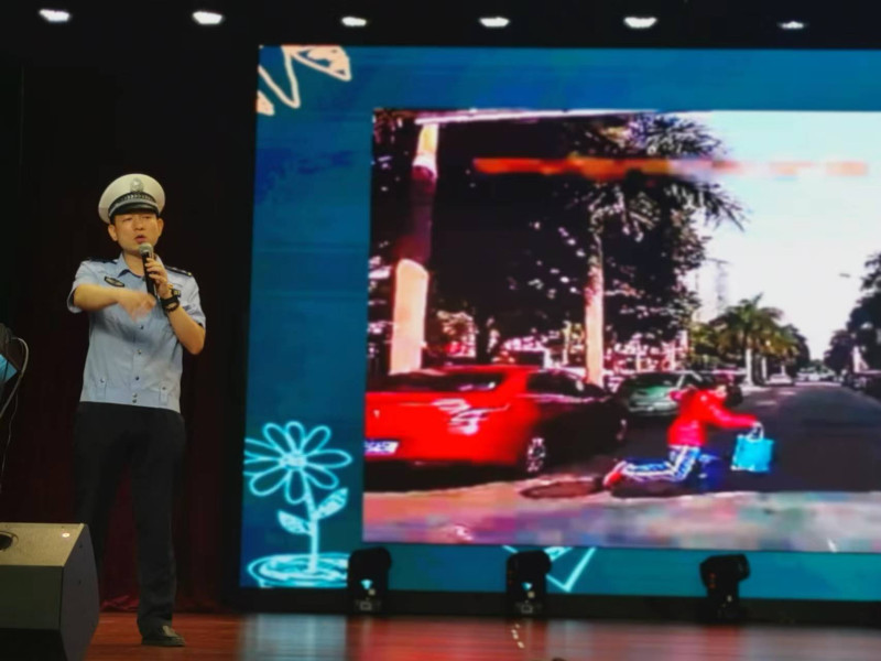 交警王琼针对学生出行特点，深入浅出地向大家讲解相关交通安全常识。长沙晚报全媒体记者 颜家文 摄