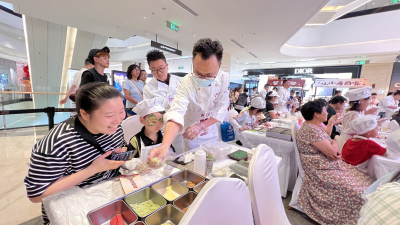 木村武金牌日料在长沙举办首届寿司节，并开展“小小寿司家”六一趣味寿司DIY 活动。长沙晚报通讯员 何洁兰供图