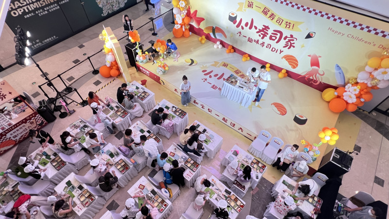 木村武金牌日料在长沙举办首届寿司节，并开展“小小寿司家”六一趣味寿司DIY 活动。长沙晚报通讯员 何洁兰供图