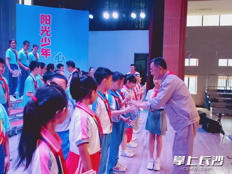 现场对“阳光好少年”进行表彰。长沙晚报全媒体记者 刘俊 实习生 陈雯 摄