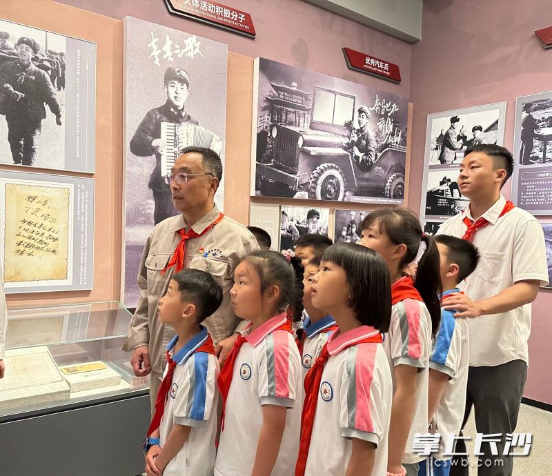 在湖南雷锋纪念馆，郭明义为孩子们上了一堂生动的思政课。长沙晚报通讯员 李宁 供图