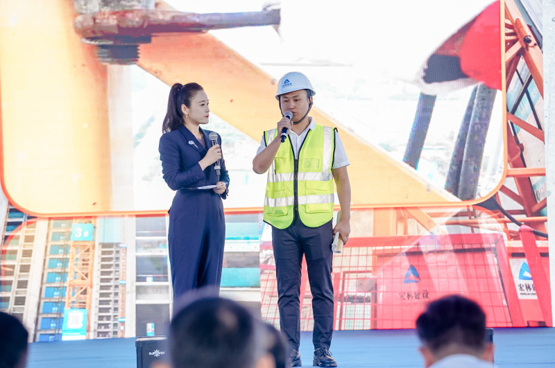 建筑工地安全员李涛带着自己的安全日记现场进行分享。