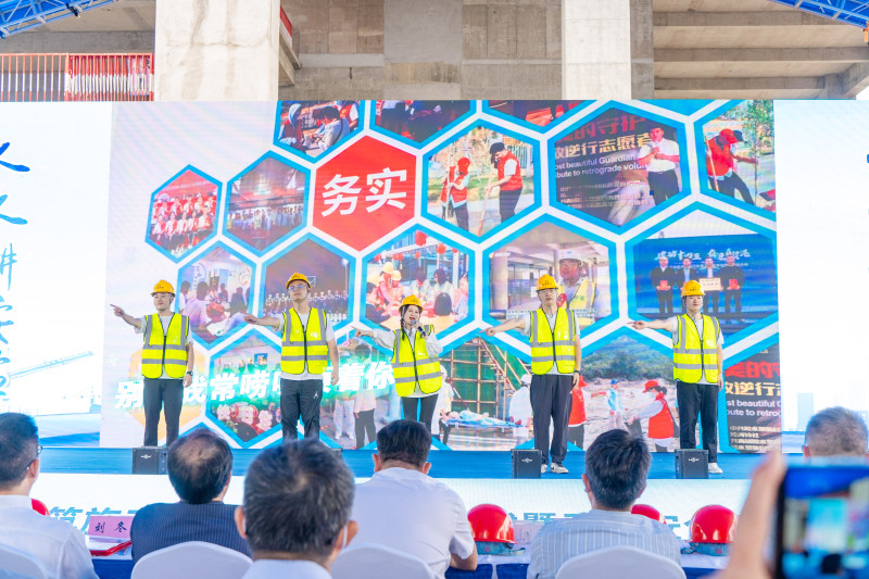 来自市质安站的监督员们自编自导了一首《爱你——施工安全版》。