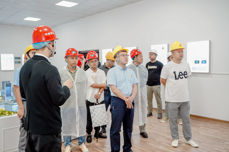 建筑从业人员正在中南传媒马栏山园区项目观摩。