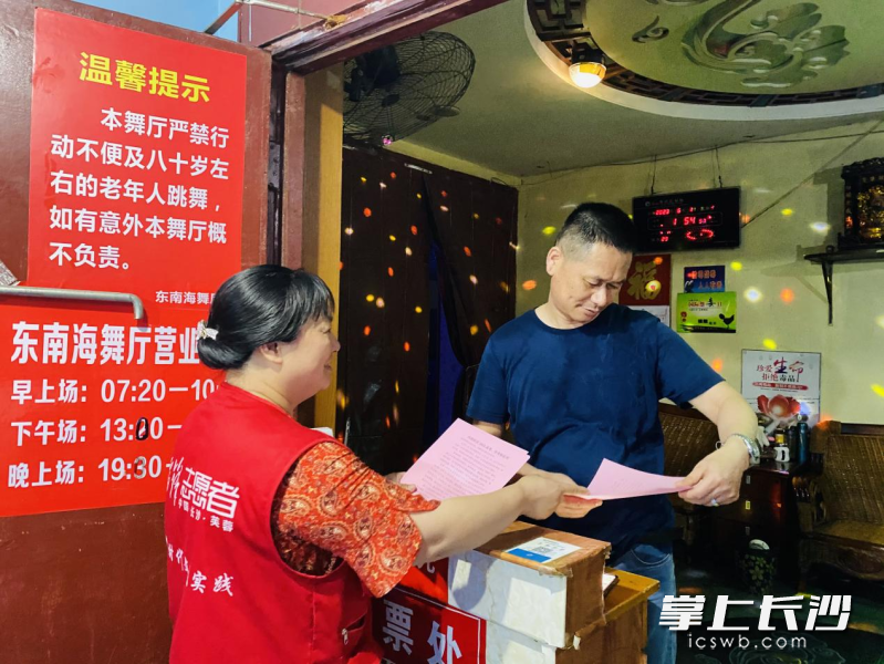 巡查小队深入小区，重点对考场周边商铺、人员密集场所等重点区域进行劝导。长沙晚报 通讯员 彭汀汀 摄