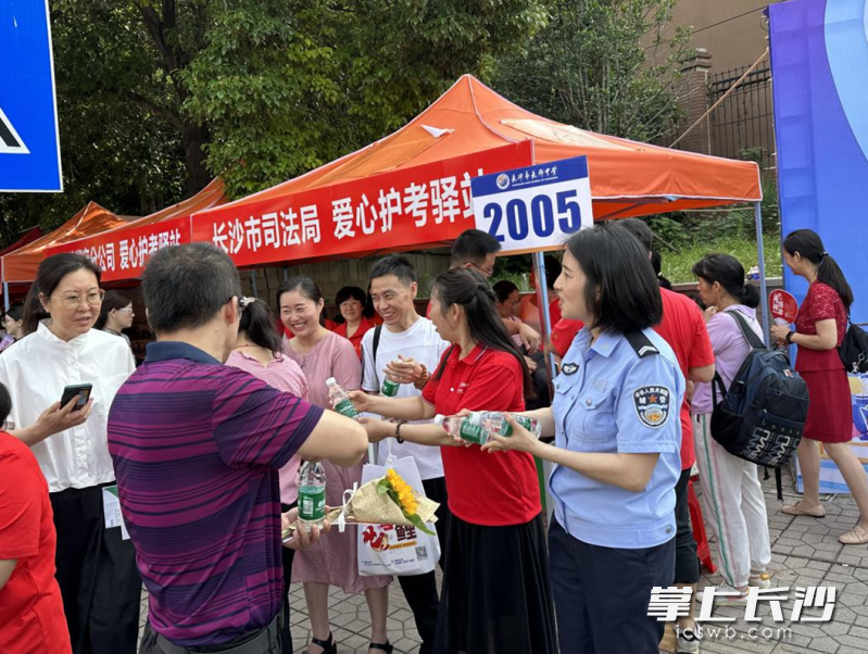 志愿者为考生家长提供帮助。均为长沙晚报通讯员 喻偲 供图
