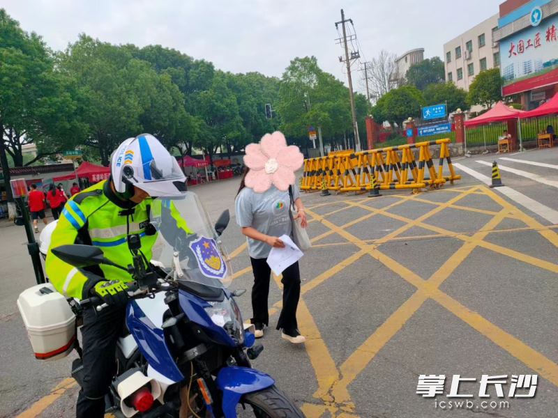 徐万龙帮助考生取回准考证。
