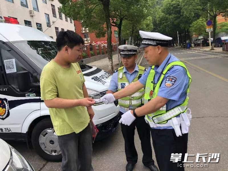 望城交警将身份证交给考生。