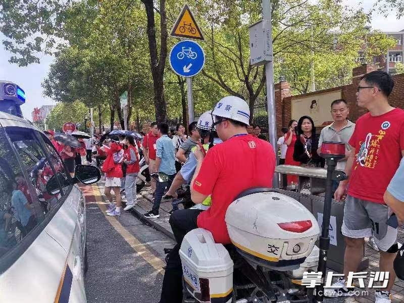 天心交警铁骑送证上门