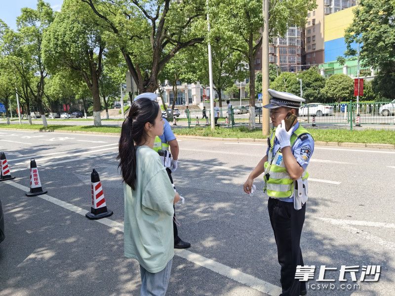 高新交警大队雷锋中队帮助考生拿回眼镜。