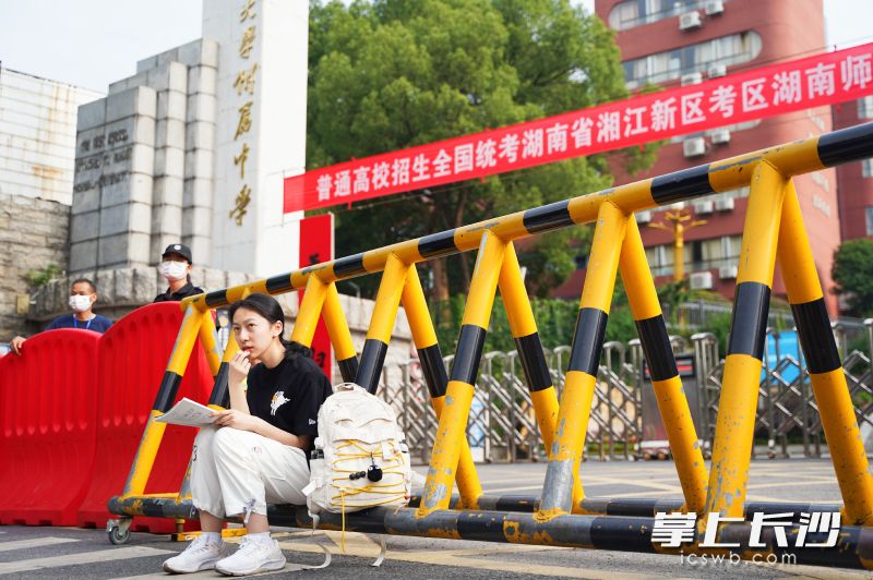 6月7日，湖南师大附中考点外，一位考生早早来到这里，进行开考前最后的复习。 均为 长沙晚报全媒体记者 易亿 摄