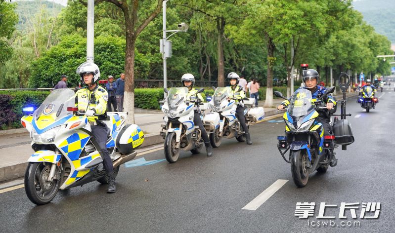 长沙交警铁骑与长沙特警铁骑一起为高考考生保驾护航。