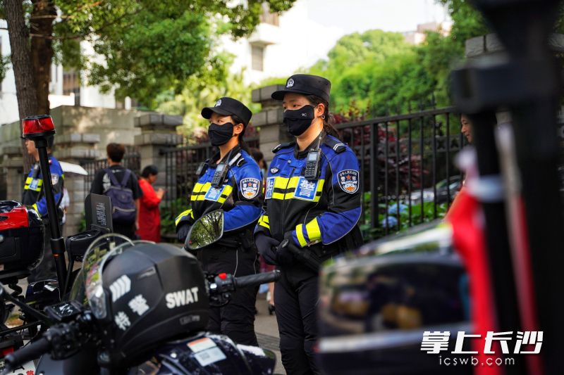 长沙特警在考场外执勤。 