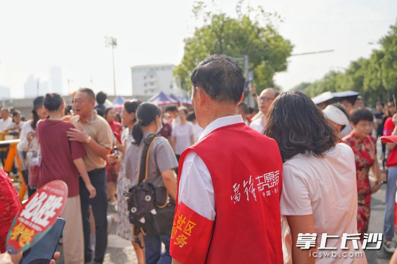 来自学堂坡社区的雷锋志愿者为考生服务。