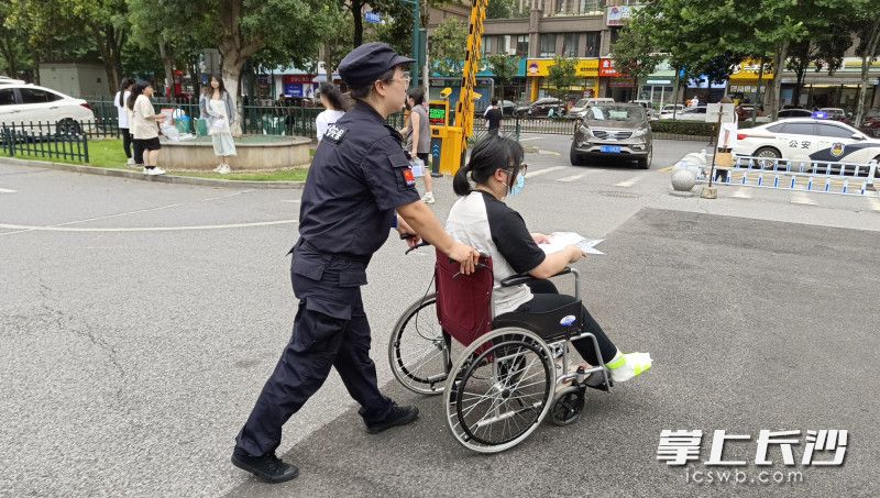 文国庆将小邓护送入考场。全媒体记者 张洋子 摄