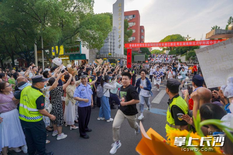 6月9日下午，高考最后一门生物考试结束，考生们激动地冲出校门与家人朋友相聚庆祝。长沙晚报全媒体记者 刘晓敏 摄