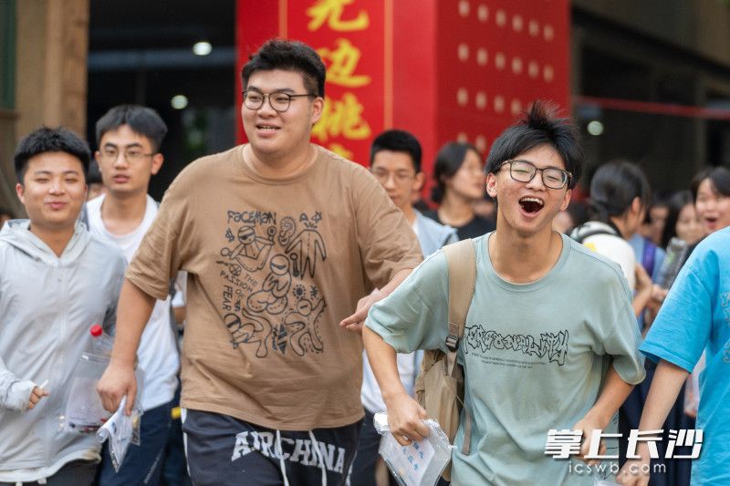 隔着屏幕的喜悦！6月9日下午高考结束，长郡中学考点的考生们飞奔出校门。 长沙晚报全媒体记者 周数邑 摄