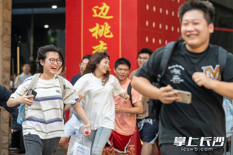 6月9日下午2023高考结束，长郡中学考点的考生们飞奔出校门。 长沙晚报全媒体记者 周数邑 摄