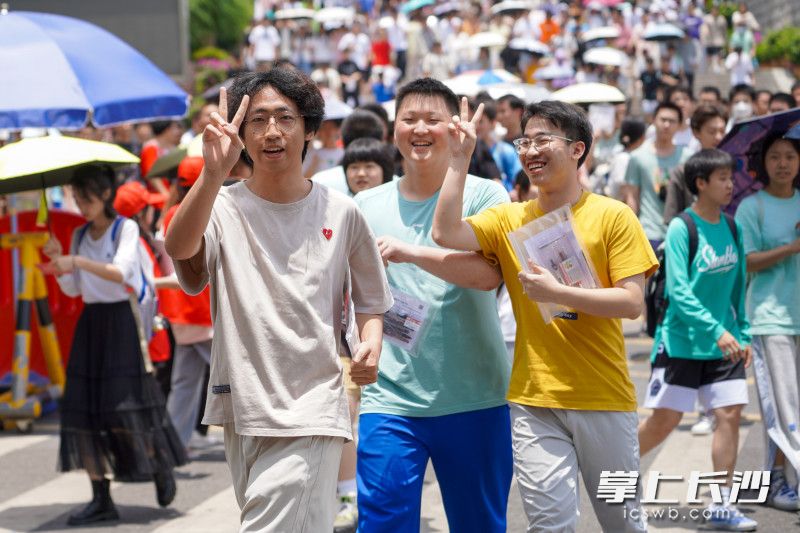 6月9日，湖南师大附中考点，结束考试的考生满脸笑容地向镜头比“耶”。长沙晚报全媒体记者 刘晓敏 摄