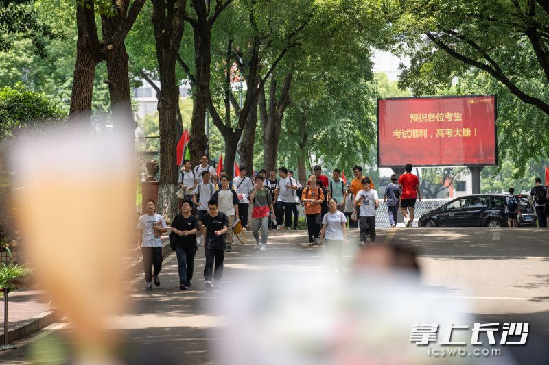 6月9日中午，2023年高考地理科目考试结束，第一批考生结束，长郡中学考点考生开心地走出校门。长沙晚报全媒体记者 周数邑 摄