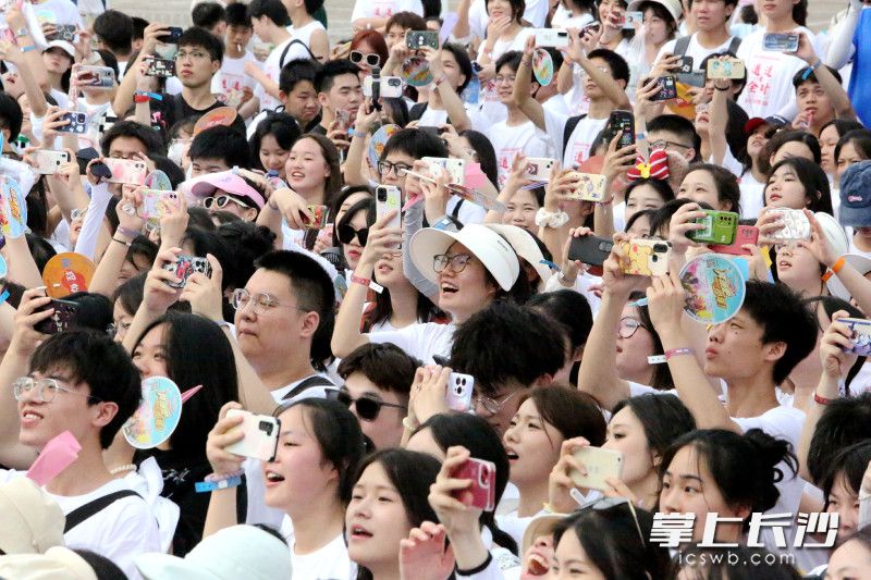 12日，万名刚结束高考的毕业生们来到长沙世界之窗，享受了一场最大规模的公益毕业大趴。均为长沙晚报全媒体记者 贺文兵 摄