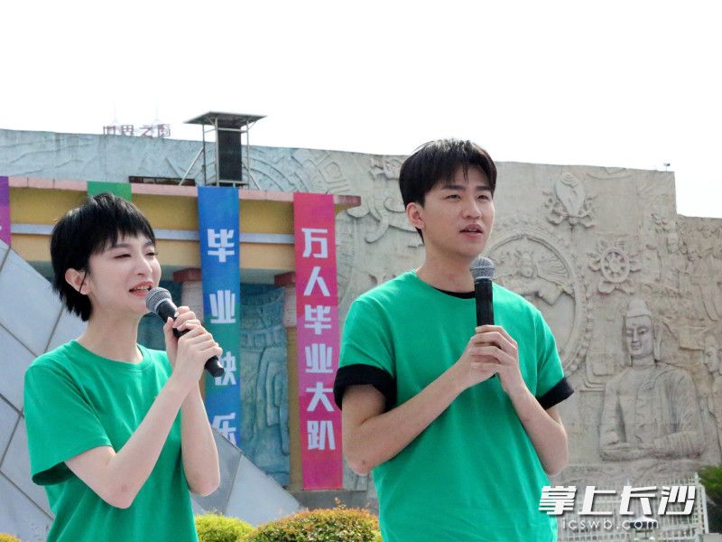 电影《透明侠侣》的主演史策、王皓为同学们讲述自己的奋斗故事。