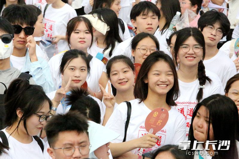 同学们青春的脸上洋溢着美丽的笑容。