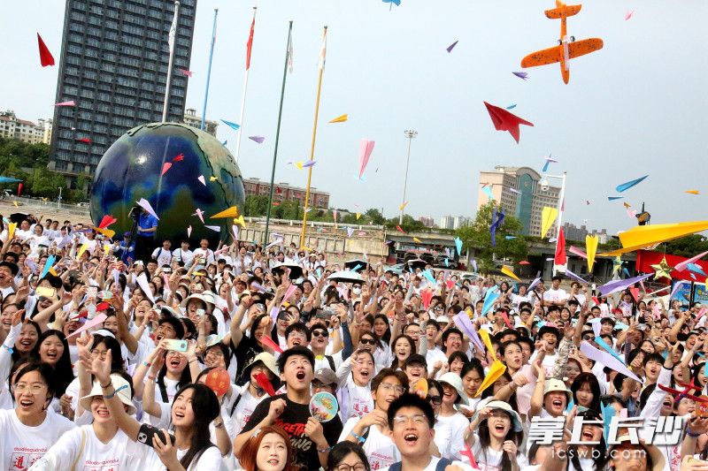 同学们将各自的心愿写在纸飞机上一起放飞，向梦想致敬、向青春敬礼。