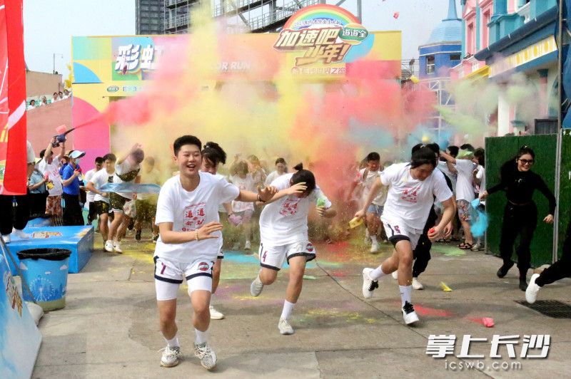 彩虹跑，长沙雅礼中学女子篮球队的4名高三毕业生在领跑。