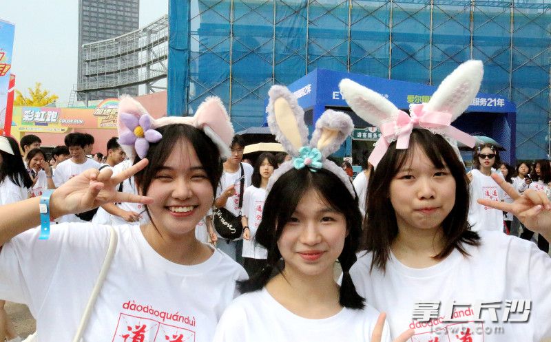 面对镜头，留住最美的毕业记忆。