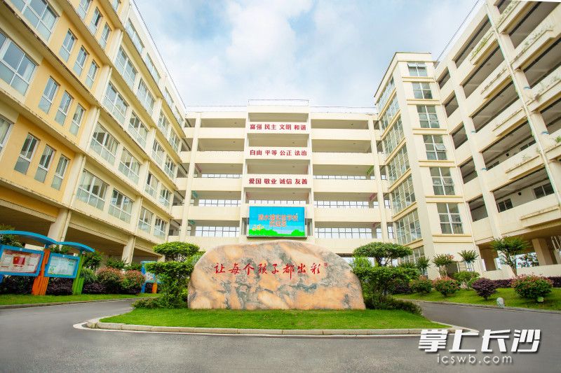 学校总投资近2亿元，占地面积35300平方米，建有多功能室、室内体育馆、音乐室、舞蹈室等专用教室。