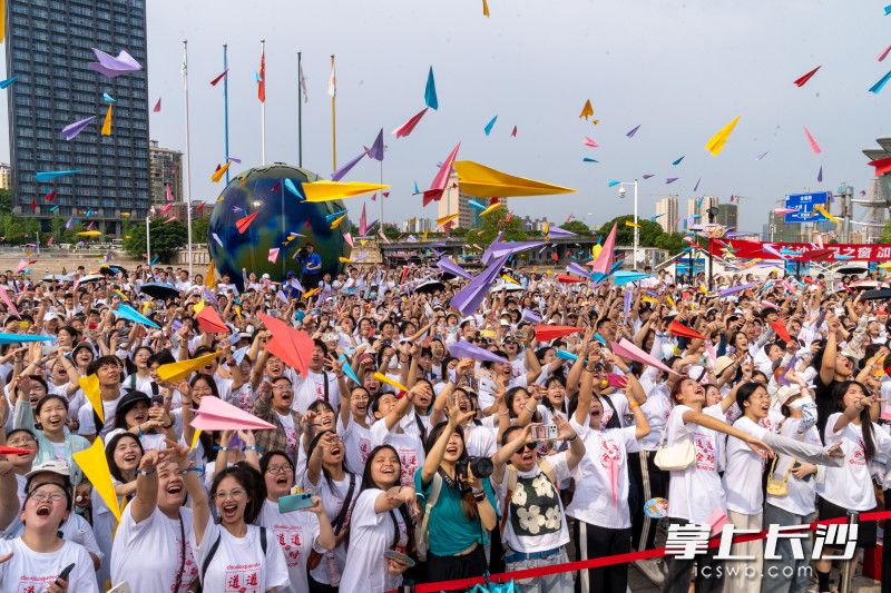 6月12日上午，长沙约万名高中毕业生在长沙世界之窗放飞纸飞机向梦想致敬。  均为长沙晚报全媒体记者 周数邑 冯启阳 摄影报道