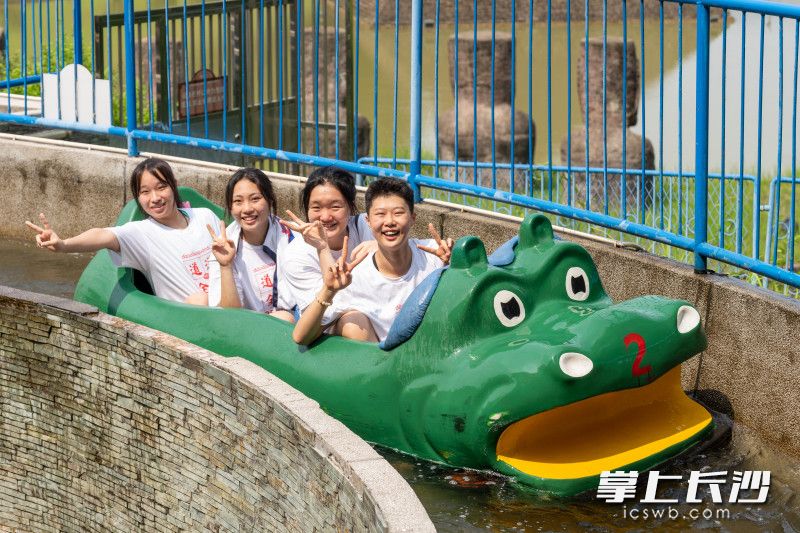 在中国耐克高中篮球联赛中摘下桂冠凯旋的雅礼女篮队员来到了现场，一起毕业狂欢。