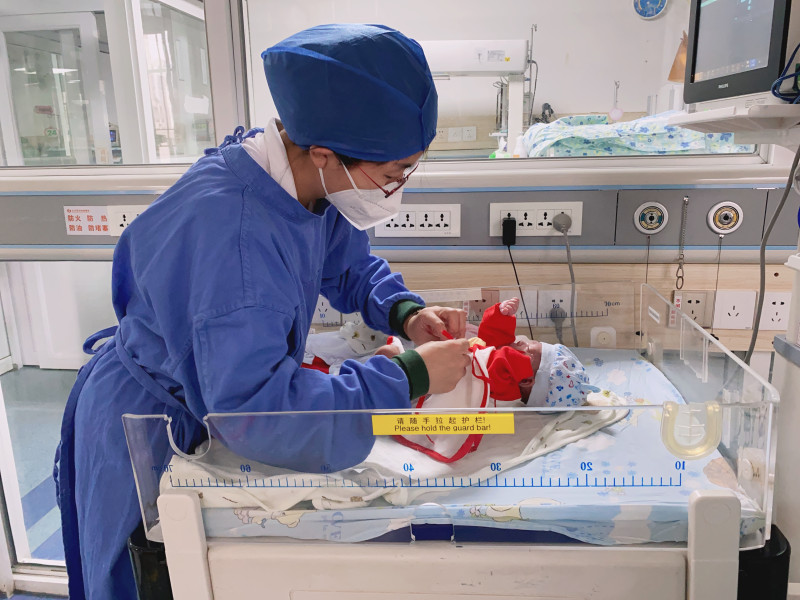 童童终于可以出院了，童童妈妈为孩子穿上大红新衣。 长沙晚报通讯员 张赛 摄