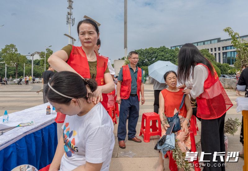 志愿者为居民进行义诊。
