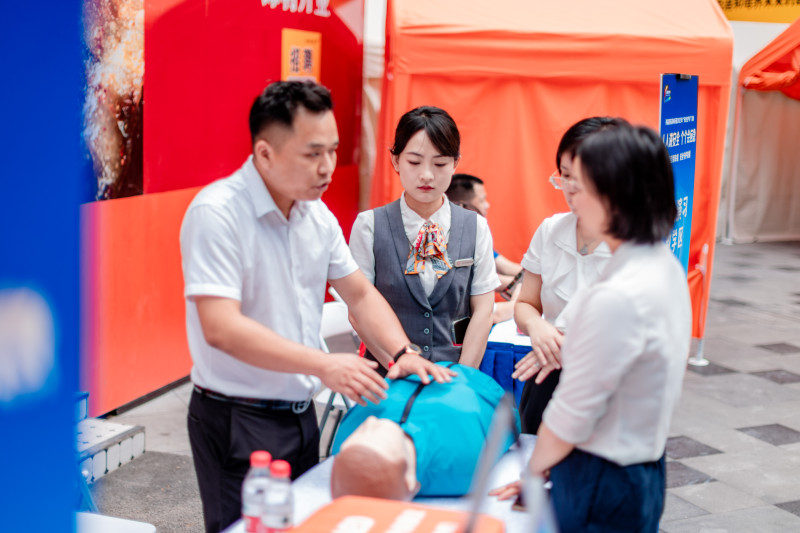 医护专家现场教学心肺复苏术。 均为长沙晚报全媒体记者 李卓 摄