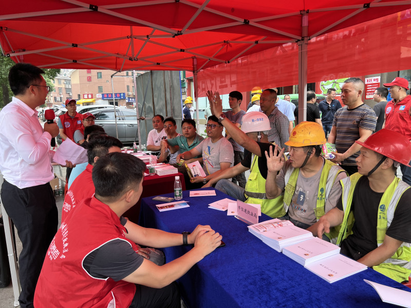 6月16日是全国安全宣传咨询日。当日,长沙市2023年建筑施工“安全生产月”宣传咨询日活动在中建三局运达中央广场项目举行。长沙晚报全媒体记者 陈焕明 通讯员 牛昊亮 摄影报道 6月16日是全国安全宣传咨询日。当日,长沙市2023年建筑施工“安全生产月”宣传咨询日活动在中建三局运达中央广场项目举行。长沙晚报全媒体记者 陈焕明 通讯员 牛昊亮 摄影报道