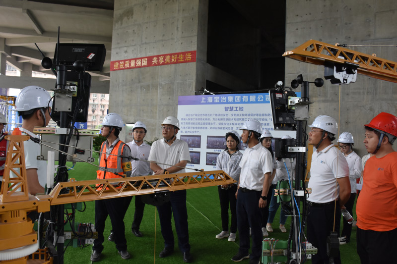 建筑行业从业人员正在项目观摩。