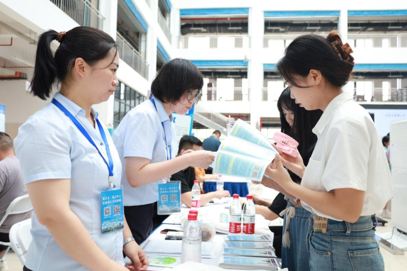 双选会现场,毕业生正在了解用人单位的相关情况。均为长沙晚报通讯员 凌敏 钱慧 供图 双选会现场,毕业生正在了解用人单位的相关情况。均为长沙晚报通讯员 凌敏 钱慧 供图