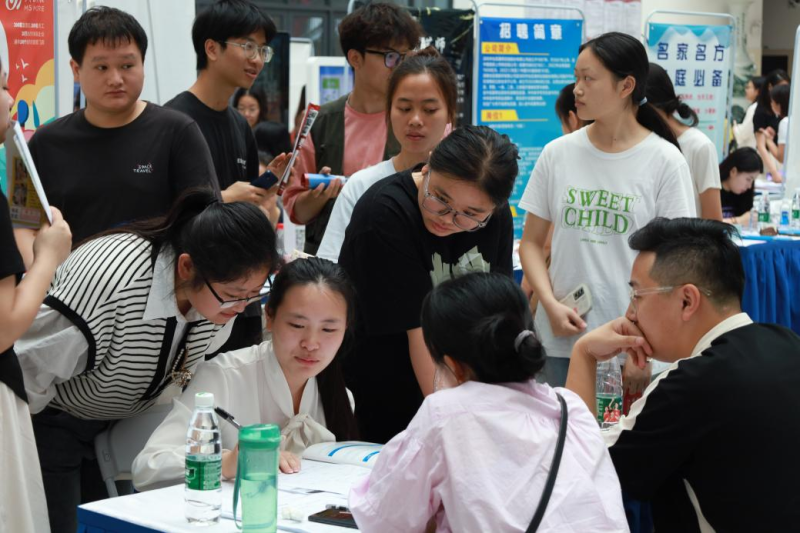 毕业生们正在向用人单位招聘工作人员进行咨询。 毕业生们正在向用人单位招聘工作人员进行咨询。
