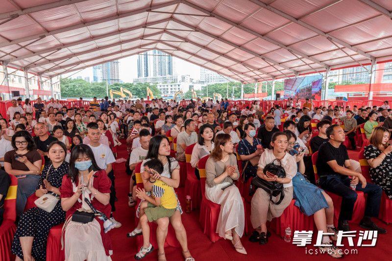 村民们早早地来到指定地点等待分房。