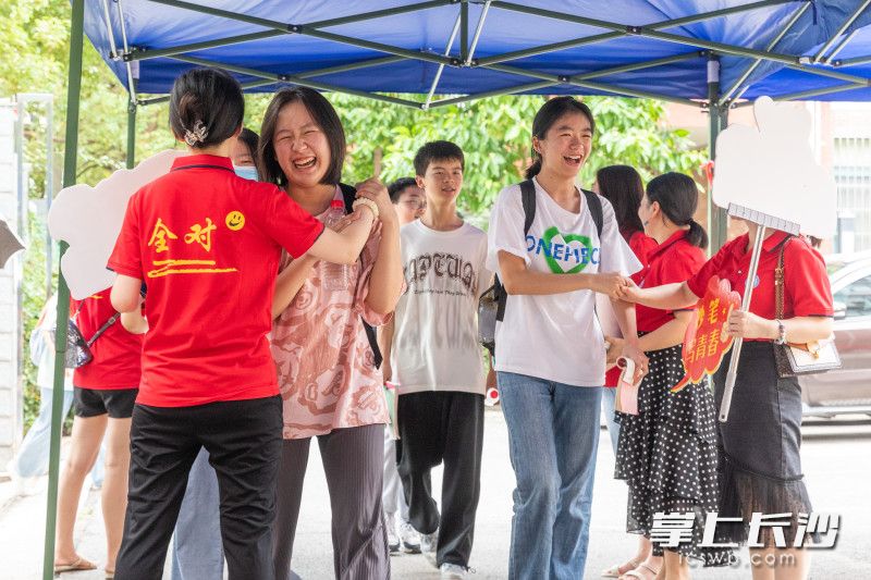 开考前，老师们为考生加油助威。