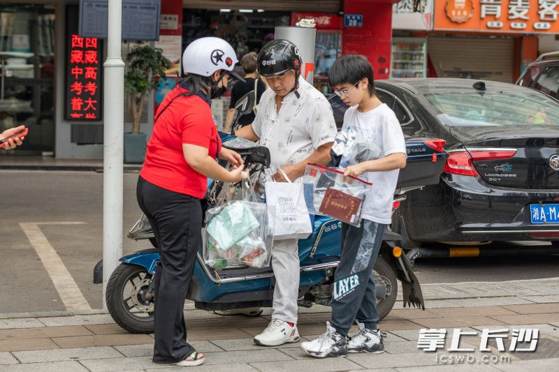 开考前，一对父母为进考场前的儿子清点物品。