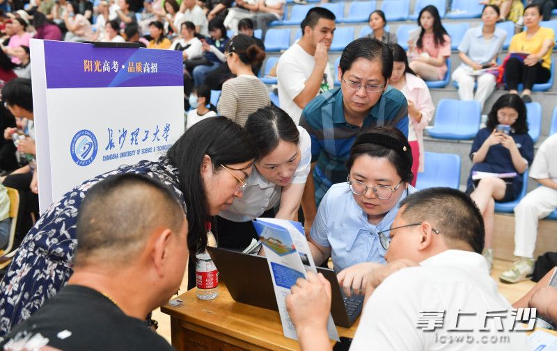 围着高校招生老师认真咨询。
