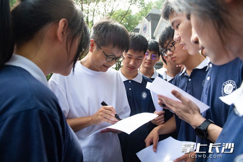 吕良学长受到了学弟学妹们“偶像级”的追捧。