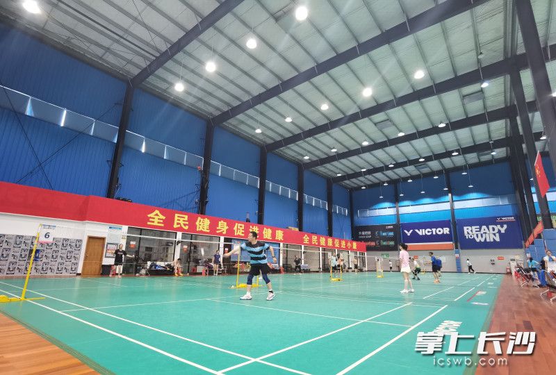 办理职工健康锻炼服务年卡可享受动感单车、舞蹈、瑜伽、球类运动等多种健身项目。