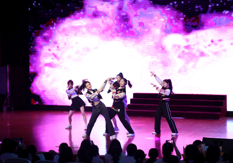 同学们带来了精彩的节目表演。
