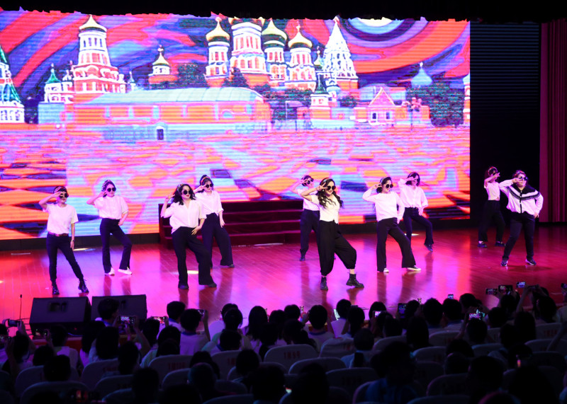 老师们的表演，将现场气氛推向高潮。