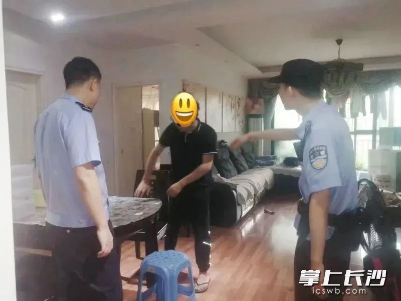 民警上门劝阻。长沙晚报通讯员 彭运生 供图