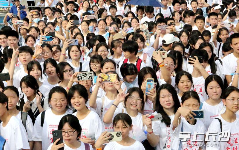 长沙世界之窗邀请5000名初三毕业生免费入园，为刚结束中考的少年们举行了一场极具仪式感的公益毕业大典。均为长沙晚报全媒体记者 贺文兵  周数邑 摄影报道